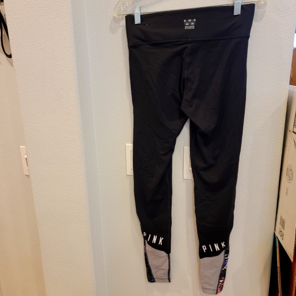 Victoria's Secret Pink black leggings.‎